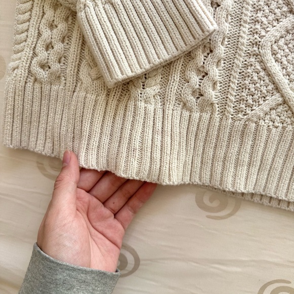 Cream cable knit oversized sweater🧁 - Picture 3 of 4
